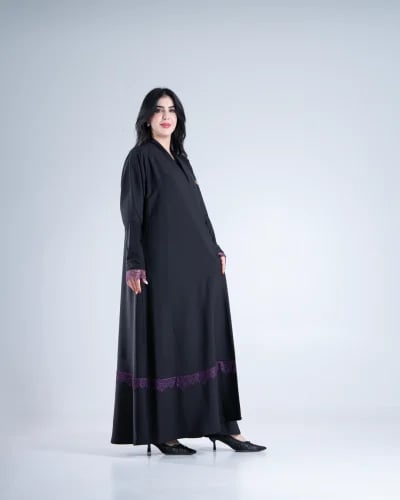 عباية لارا بقماش كرز مزين بدانتل موف