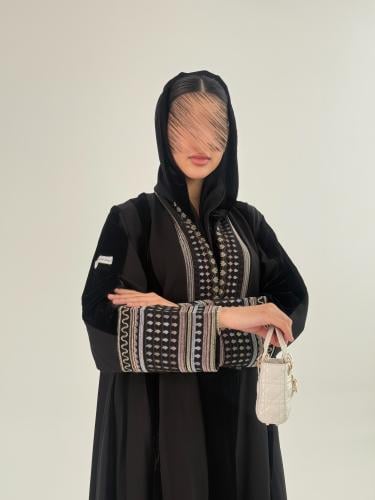 عباية ريلام بقماش مخمل تديخلات كريب الاناقة بتطريز...