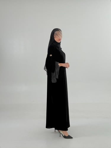 عباية مادلي بقماش مخمل كوري مزين بكسرات شيفون منقط