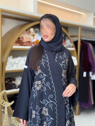 عباية مناير بقماش كريب ويفر مطرز كحلي