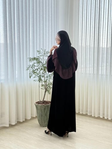 عباية مادلي بقماش مخمل كوري مزين بكسرات حرير عنابي