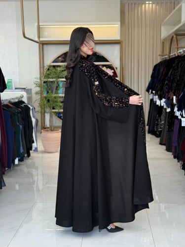 عباية غلا بقماش كريب الاناقه تدخيلات مخمل ملون