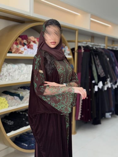 عباية محبوبه بقماش مخمل كوري تدخيلات دانتل فرنسي ب...