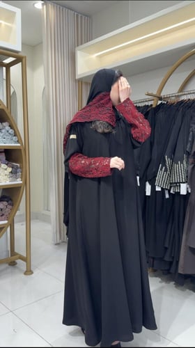 عباية علو بقماش كريب ملكي تدخيلات دانتل عنابي