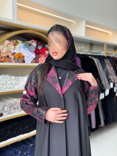 عباية رفيف بقماش كريب باربي مع اورجنزا وردي