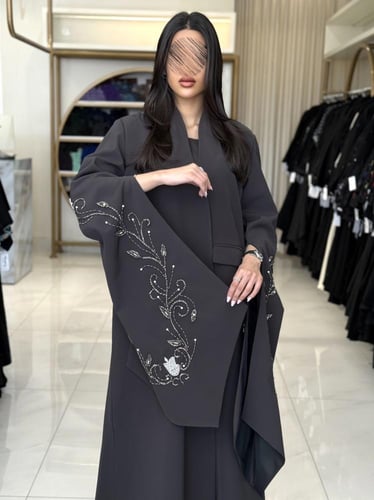 كولكشن العيد | عباية اليزابيث بقماش كريب رموش كم ف...