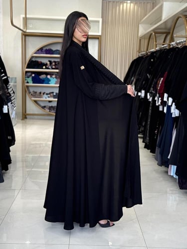 عباية فرحه بقماش كريب ملكي تطريز بالامام كم استرتش...