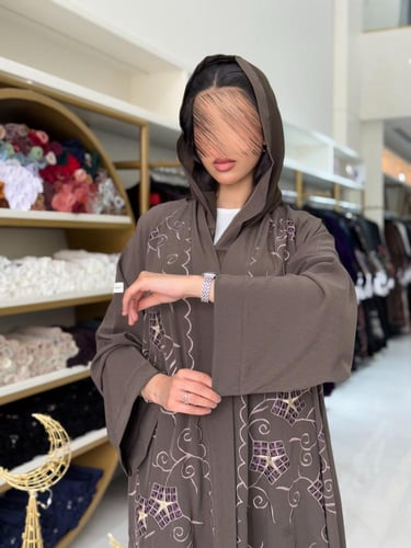 عباية مناير بقماش كريب ويفر مطرز بني فاتح