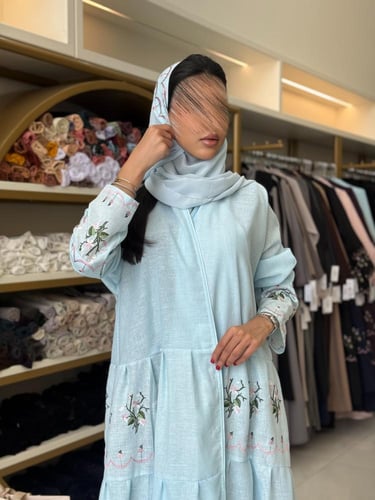 عباية افراح بقماش لنن تدخيلات لنن مطرز سماوي