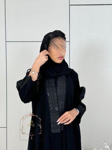 عباية نجد بقماش كريب ملكي تدخيلات روكاما مطرز اسود