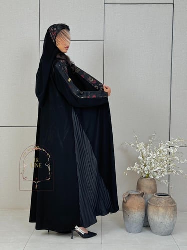 عباية نجد بقماش كريب ملكي تدخيلات روكاما مطرز عناب...