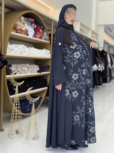 عباية مناير بقماش كريب ويفر مطرز كحلي