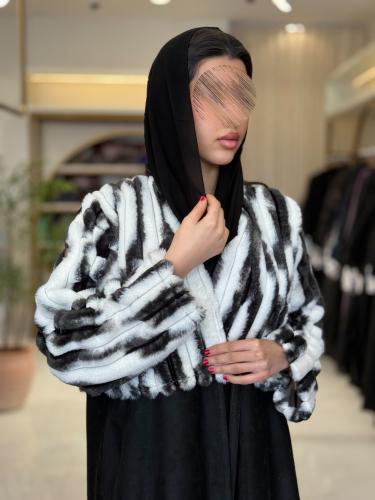 عباية نعومه بقماش شامواه تدخيلات فرو اسود وابيض
