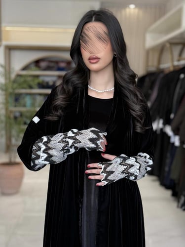 عباية ايلين بقماش مخمل كوري مع دانتل بالكم اسود