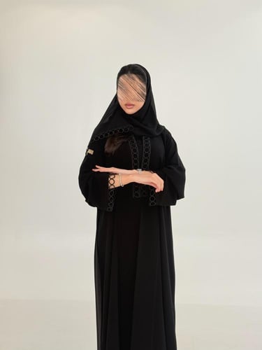 عباية هيلا بقماش كريب ملكي مزين بكلفه دوائر