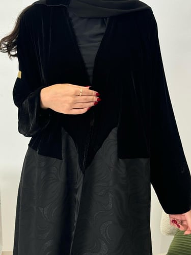 تشكيلة شتاء 2024 - عباية بيرين جاكار ومخمل اسود