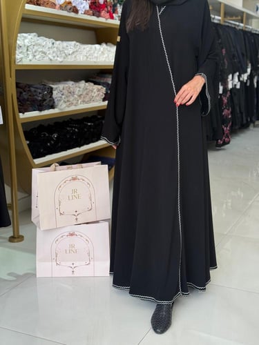 عباية رغد بقماش كريب ملكي بتطريز ابيض