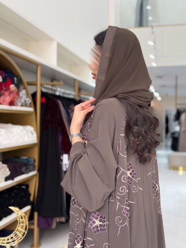 عباية مناير بقماش كريب ويفر مطرز بني فاتح