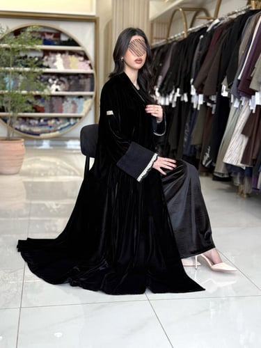 عباية لومي بقماش مخمل كوري كريشه بالكم اسود