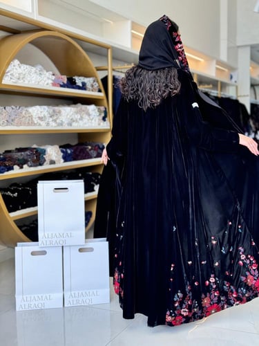 تشكيلة شتاء 2025 - عباية انسام بليزر مخمل تطريز جو...
