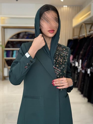 عباية مناهل بقماش كريب ايطالي بتطريز اخضر