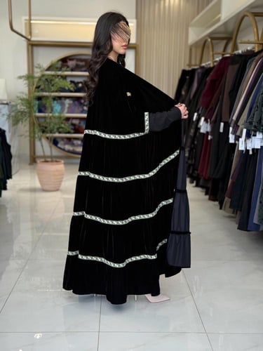 عباية هيم بقماش مخمل كوري طبقات بكلفه بيج