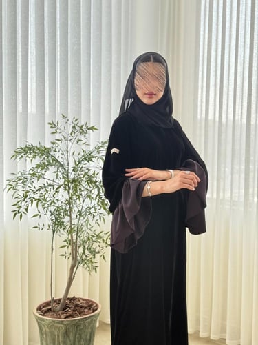 عباية مادلي بقماش مخمل كوري مزين بكسرات حرير بنفسج...