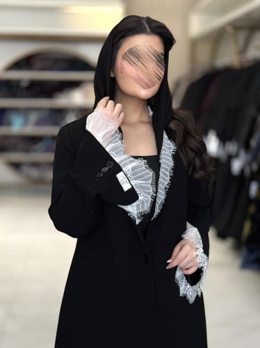 بليزر | عباية جيهان بقماش كريب رموش مزين بدانتل اب...