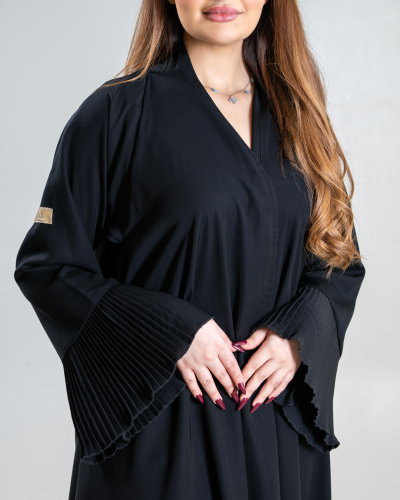 عباية كيان بقماش كريب احساس بكسرات اسود