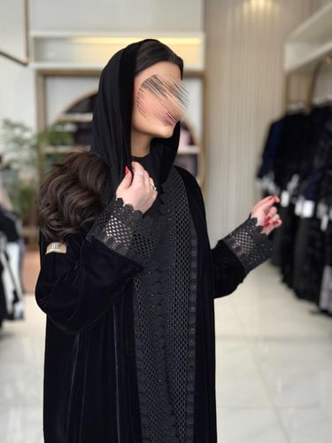عباية ابتهاج بقماش مخمل كوري مزين بدانتل انيق