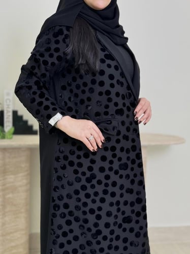 بليزر | عباية انوف بقماش كريب ايطالي مع شيفون منقط...