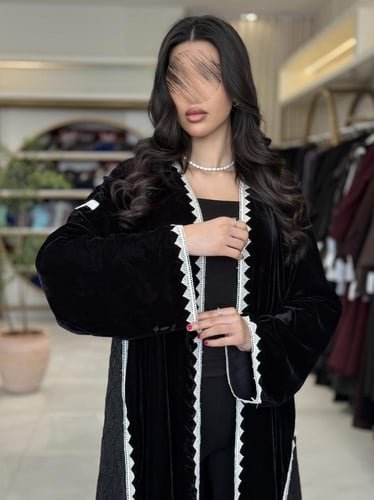 عباية سرور بقماش مخمل تدخيلات جاكار مزين بكلفه