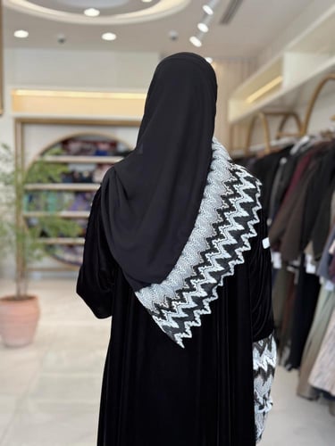 عباية ايلين بقماش مخمل كوري مع دانتل بالكم اسود