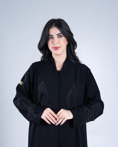 عباية لمار بقماش كريب ملكي مزين بشك مع تطريز
