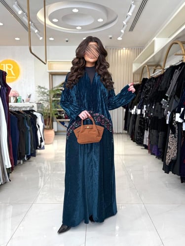 عباية حوريه بقماش مخمل مكسر مع مخمل تركي تركوازي