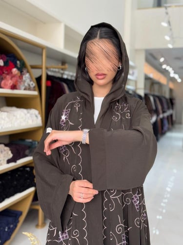 عباية مناير بقماش كريب ويفر مطرز زيتي