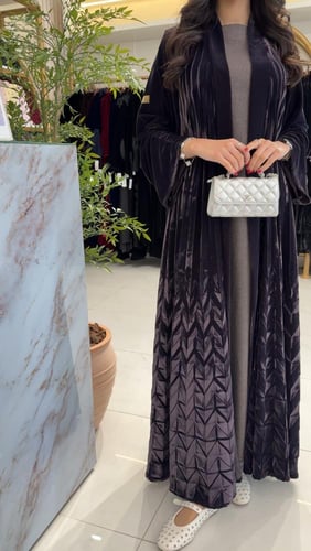 عباية ماليا بقماش مخمل كوري بكسرات 3D باذنجاني