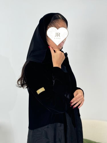 تشكيلة شتاء 2024 - عباية بيرين جاكار ومخمل اسود