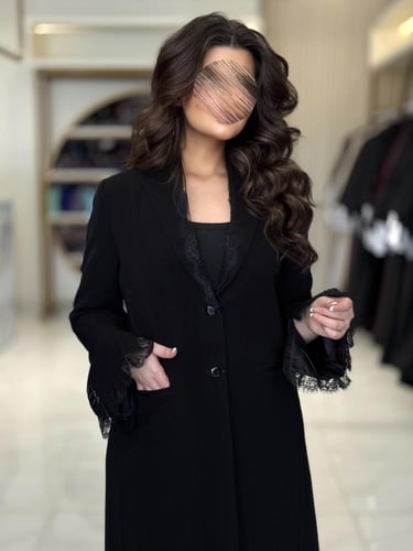 بليزر | عباية جيهان بقماش كريب رموش مزين بدانتل اس...