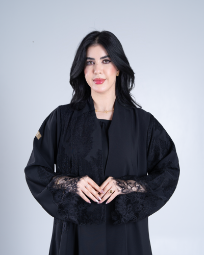 عباية فوز بقماش كرز مزين بدانتل