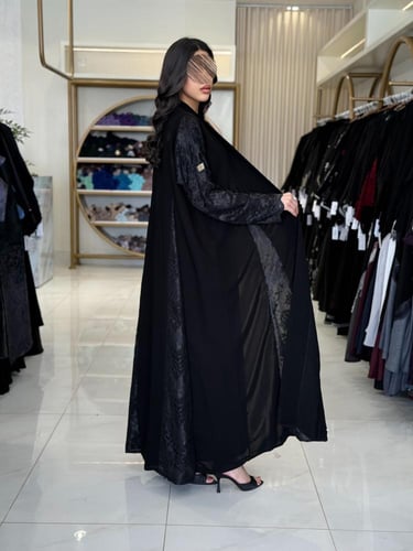 عباية مناير بقماش كريب ملكي تدخيلات دانتل اسود