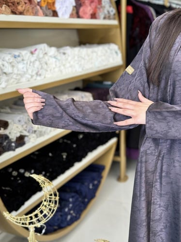 عباية رواء بقماش كريب حرير مشجر بنفسجي