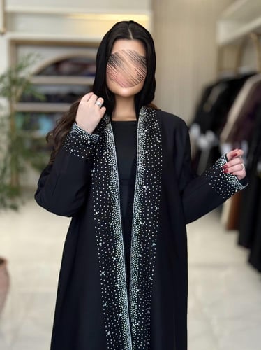 عباية سوليا بقماش كريب باربي مزين بشك فصوص سكري