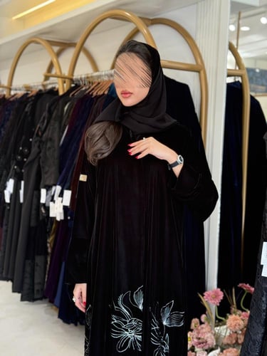 عباية ميسونة بقماش مخمل كوري بتطريز فضي