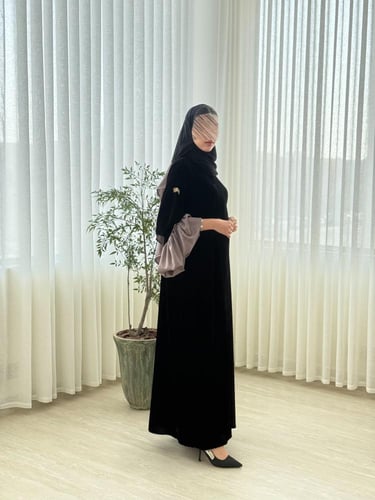 عباية مادلي بقماش مخمل كوري مزين بكسرات حرير بيج غ...