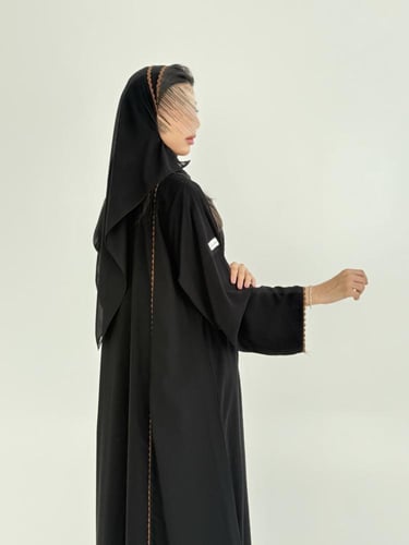 عباية سلوى بقماش كريب ملكي مزين بقيطان بني