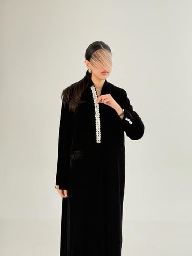 بليزر اسماء بقماش مخمل مبطن مزين بصدف اسود