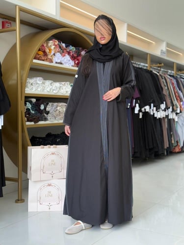 عباية بانسيه بقماش كريب باربي مزين بخيط ابيض وفتحه...