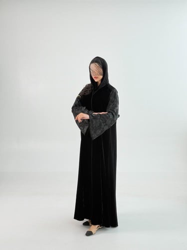 عباية جنان بقماش مخمل كوري باكمام دانتل مورد