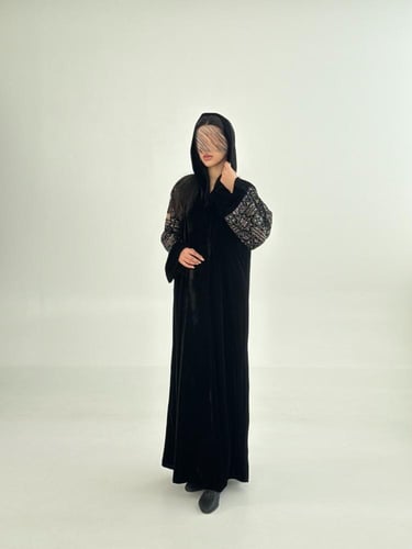 عباية تولاي بقماش مخمل كوري كم مطرز اسود ٢